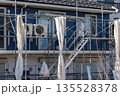 アパートの修繕工事のための足場と養生ネット 135528378