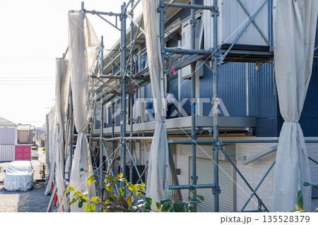 アパートの修繕工事のための足場と養生ネット アパートの修繕工事のための足場と養生ネット 135528379