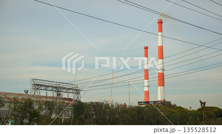 青空と工場の煙突 135528512
