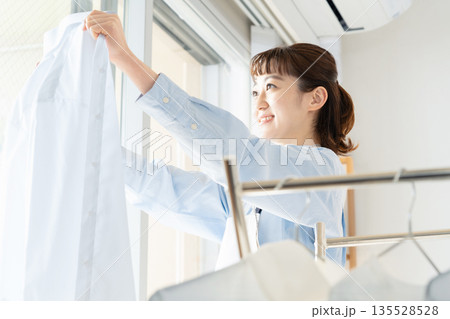洗濯物を干す女性 洗濯物を干す女性 135528528