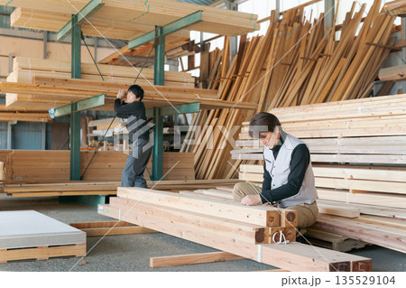 材木所で働く2人の男性 135529104