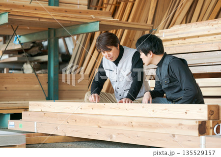 材木所で働く作業員 135529157