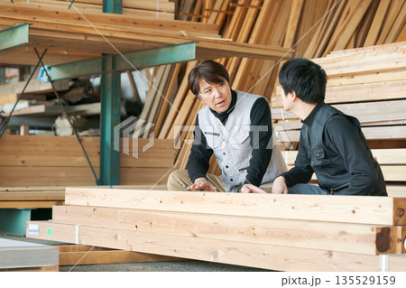 材木所で働く作業員 135529159