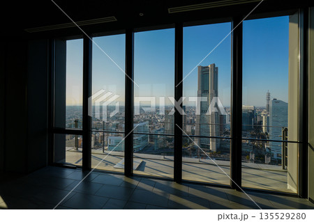 窓から見るランドマークタワー 135529280