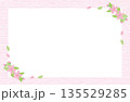 水彩風の桜の和風フレーム 四隅の装飾とピンクの背景素 135529285