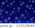 夜空に舞う雪の結晶の背景素材 135529648