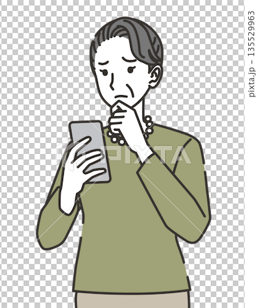 スマホを見ながら悩むシニア女性 135529963