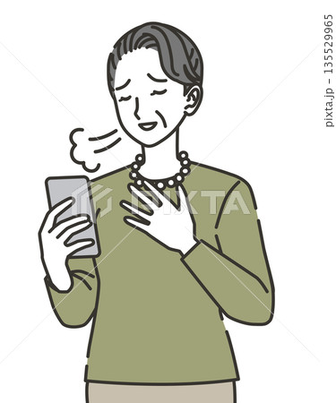 スマホを見て安心するシニア女性のイラスト 135529965