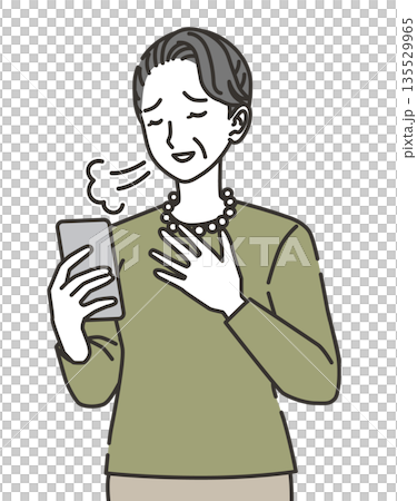 スマホを見て安心するシニア女性のイラスト 135529965