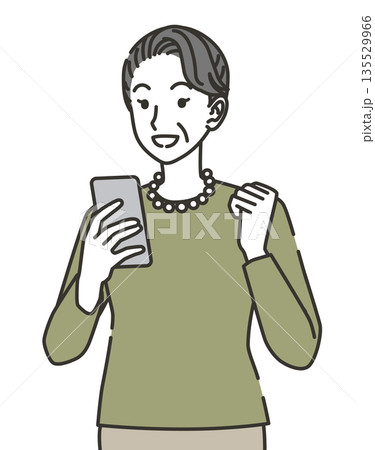スマホを見て喜ぶシニア女性 135529966