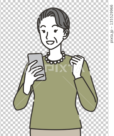 スマホを見て喜ぶシニア女性 135529966