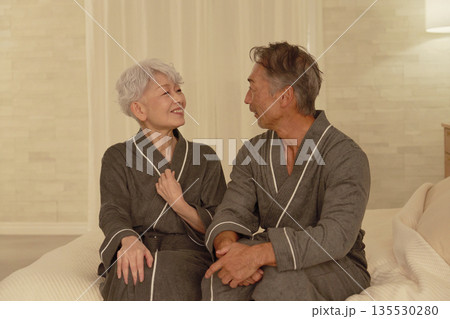夜のベッドルームで会話するシニアの夫婦 夜のベッドルームで会話するシニアの夫婦 135530280