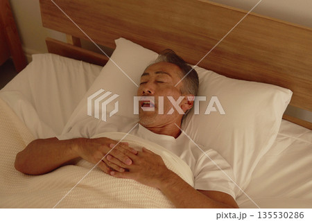 シニア男性 睡眠 ベッドルーム シニア男性 睡眠 ベッドルーム 135530286