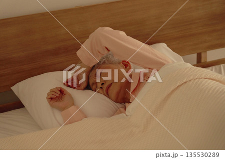 睡眠　うなされるシニア女性　ベッドルーム 135530289