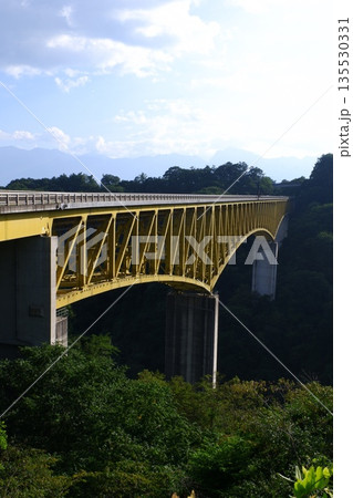 清里高原道路に架かる八ヶ岳高原大橋 清里高原道路に架かる八ヶ岳高原大橋 135530331