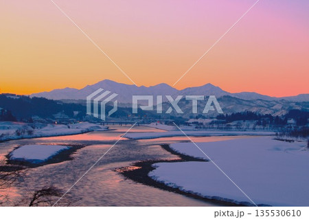 朝焼けの越後三山・信濃川冬景色夜明け 朝焼けの越後三山・信濃川冬景色夜明け 135530610