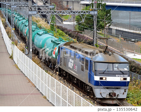 東海道本線　桜木町－東高島　JR貨物　EF210-122（新鶴見） 135530642
