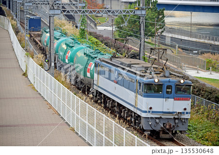 東海道本線　桜木町－東高島　JR貨物　EF65-2138（新鶴見） 135530648
