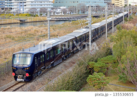 東海道本線　桜木町－東高島　JR貨物　DE10-1749＋相鉄　12000系　12101編成 135530655