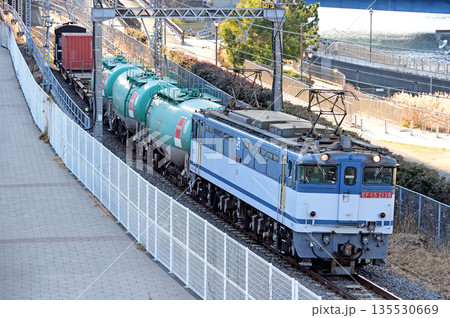 東海道本線　桜木町－東高島　JR貨物　EF65-2138（新鶴見）＋ヨ8902 135530669