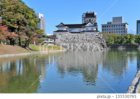 越中国「富山城」　晴天の天守閣と堀・石垣の様子 135530765