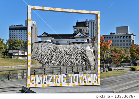 越中国「富山城」　晴天の天守閣と堀・石垣の様子 135530767