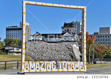 越中国「富山城」　晴天の天守閣と堀・石垣の様子 135530768