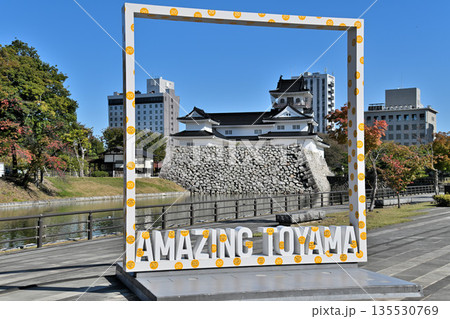 越中国「富山城」　晴天の天守閣と堀・石垣の様子 135530769