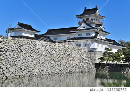 越中国「富山城」　晴天の天守閣と堀・石垣の様子 135530775