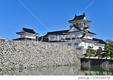 越中国「富山城」　晴天の天守閣と堀・石垣の様子 135530776