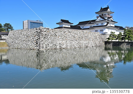 越中国「富山城」　晴天の天守閣と堀・石垣の様子 135530778