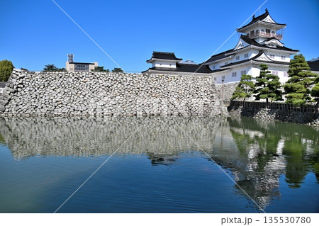 越中国「富山城」　晴天の天守閣と堀・石垣の様子 135530780