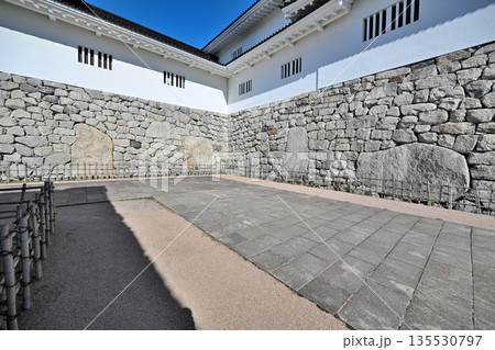 越中国「富山城」　晴天の天守閣と堀・石垣の様子 135530797