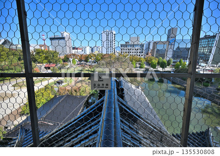 越中国「富山城」　晴天の天守閣と堀・石垣の様子 135530808