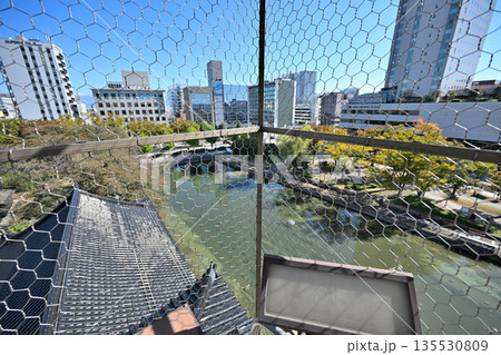 越中国「富山城」　晴天の天守閣と堀・石垣の様子 135530809