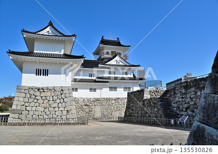 越中国「富山城」 晴天の天守閣と堀・石垣の様子 越中国「富山城」 晴天の天守閣と堀・石垣の様子 135530826