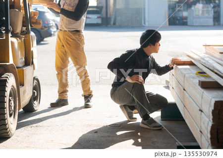 材木所で働く男性たち 135530974