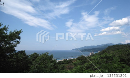 山の公園から見える青い海と青空と緑 135531291
