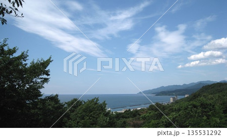山の公園から見える青い海と青空と緑 135531292
