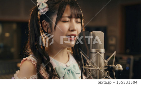 レコーディングスタジオで感情を込めて歌う女性アイドル 制作風景 135531304