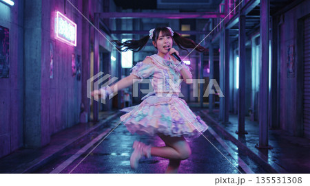 ネオンが輝く路地裏でダンスをする女性アイドル サイバーパンクな雰囲気 ネオンが輝く路地裏でダンスをする女性アイドル サイバーパンクな雰囲気 135531308