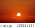 赤く染まる空と日没間際の太陽02 135531354