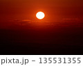 赤く染まる空と日没間際の太陽03 135531355