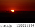 赤く染まる空と日没間際の太陽05 135531356