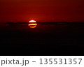 赤く染まる空と日没間際の太陽08 135531357