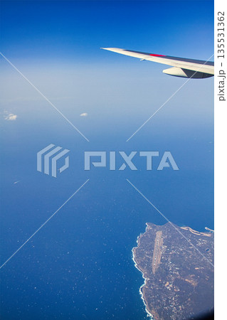 飛行機から見た大島空港 135531362