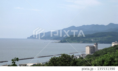 公園から見える青い海と青空と山脈 公園から見える青い海と青空と山脈 135531390