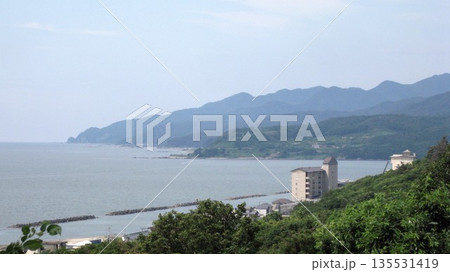公園から見える青い海と青空と山脈 公園から見える青い海と青空と山脈 135531419