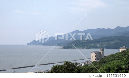 公園から見える青い海と青空と山脈 公園から見える青い海と青空と山脈 135531420