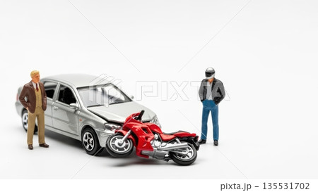 車とバイクの衝突事故を再現したミニチュア模型｜交通事故・自動車保険イメージ 135531702